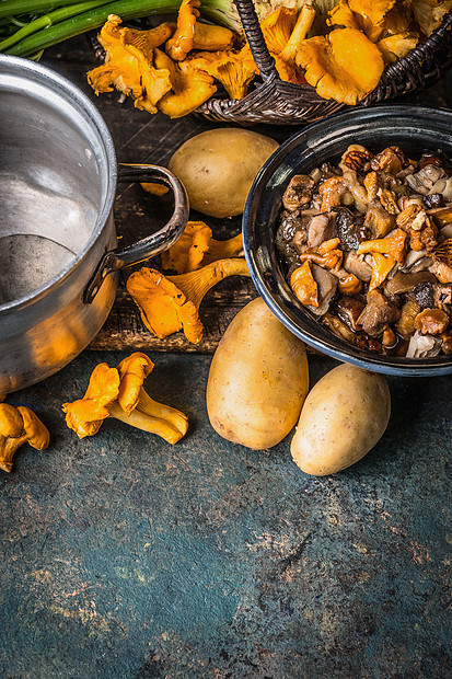 各种森林蘑菇与土豆乡村厨房桌子背景,顶部视图,地点为文本季节秋季烹饪图片