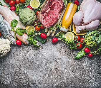 各种健康的机平衡食品成分蔬菜,鱼类,肉类,鸡肉,果汁饮料,灰色混凝土背景,顶部视图,边界清洁饮食食品图片