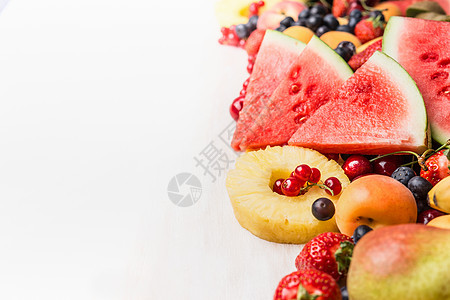 各种夏季水果浆果白色桌子背景健康食品素食饮食图片