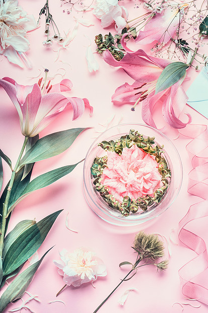 粉红色花店工作区百合花其他花 璃花瓶水节日鲜花安排制作 顶景高清图片下载 正版图片 摄图网 粉红色花店工作区百合花其他花 璃花瓶水节日鲜花安排制作 顶景高清图片下载 正版图片 摄图网