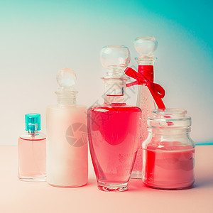 同的化妆品瓶产品套装化妆品包装收集奶油,肥皂,泡沫,洗发水香水美丽的粉红色绿松石蓝色背景,正视图化妆品店的图片