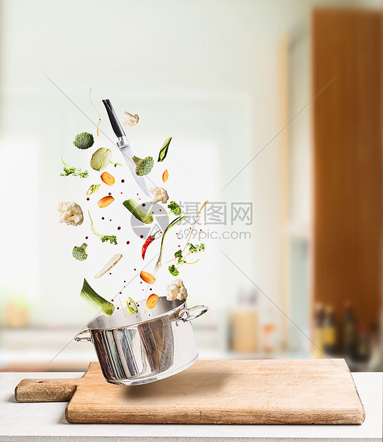 厨房背景下,用锅刀桌子上为蔬菜肉汤汤飞行烹饪原料健康素食图片