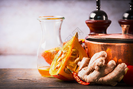 厨房桌子上的南瓜,锅油生姜秋季烹饪灵感食谱的食物背景图片