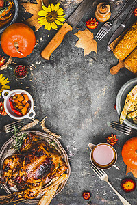 感恩节晚餐烹饪准备与各种传统菜肴火鸡,南瓜,玉米,酱汁烤收获蔬菜乡村背景,顶部视图,框架图片