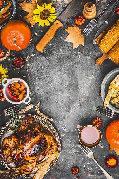 感恩节晚餐烹饪准备与各种传统菜肴火鸡,南瓜,玉米,酱汁烤收获蔬菜乡村背景,顶部视图,框架图片