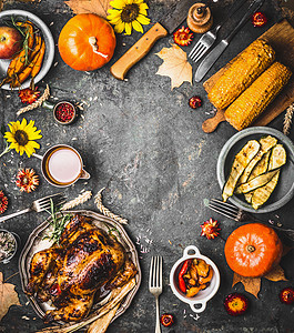 感恩节晚餐背景与烤火鸡,酱汁,南瓜秋菜乡村背景,顶部视图,框架图片