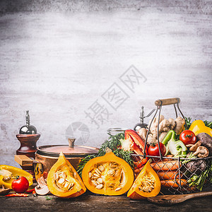 秋天的季节食物生活与南瓜,蘑菇,各种机收获蔬菜烹饪锅乡村厨房的桌子背景,正观看素食健康饮食理念,方图片