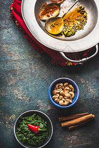 印度东方美食食物背景与五颜六色的香料,坚果绿色糊状物,顶部视图图片