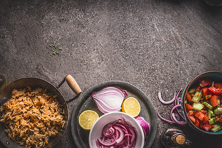 素食米饭锅与沙拉灰色的石头背景,顶部的健康干净的食物饮食观念图片