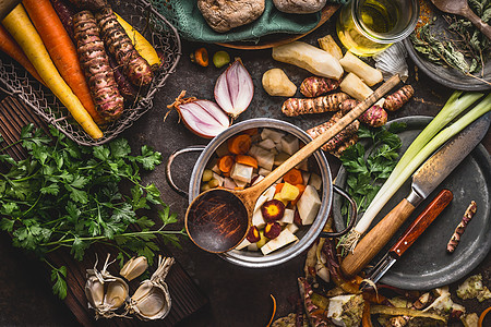 锅与切片彩色蔬菜烹饪勺子黑暗的乡村桌子背景与机素食成分厨房工具,顶部视图健康干净的食物饮食观念图片