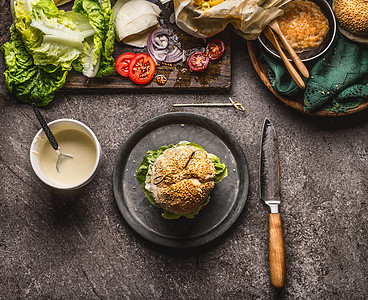 美味的自制汉堡盘子与刀配料黑暗的乡村背景,顶部视图图片