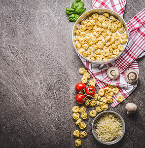 生托特里尼意大利碗中与配料,准备乡村背景下烹饪,顶部视图意大利美食食品图片