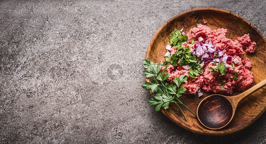 生碎肉馅木碗勺子灰色的石头背景 顶部的视图 地方为文字烹饪 食谱饮食高清图片下载 正版图片 摄图网 生碎肉馅木碗勺子灰色的石头背景 顶部的视图 地方为文字烹饪 食谱饮食高清图片下载 正版图片 摄图网