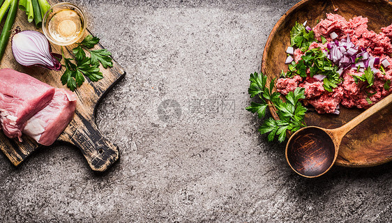 切肉板上的肉末,勺子配料灰色的乡村背景,顶部视图,文字,框架的地方烹饪,食谱饮食图片