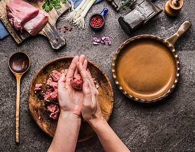 女手厨房桌子背景上用肉肉球,用力肉,绞肉机勺子,顶部视图烹饪,食谱饮食图片