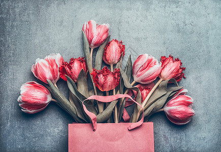 粉红色购物袋与美丽的郁金香,顶部视图图片