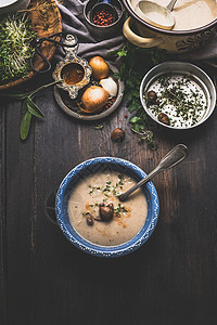 栗子奶油汤碗黑暗的乡村厨房桌子背景,顶部视图季节食物饮食图片