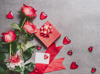 情人节,爱情约会的红色玫瑰与礼品盒,空白纸贺卡心,顶部视图,模拟图片