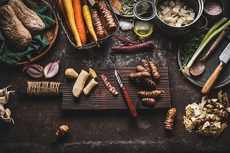 菊芋剥皮准备乡村厨房桌子上与锅,切丁蔬菜,油配料,顶部视图健康干净的季节食品烹饪饮食理念图片