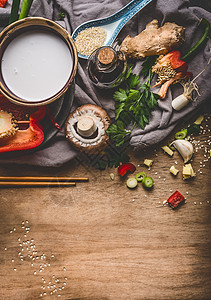 素食亚洲美食配料与切碎蔬菜,椰奶,种子,香料筷子乡村木制背景,顶部视图中国泰国菜烹饪图片