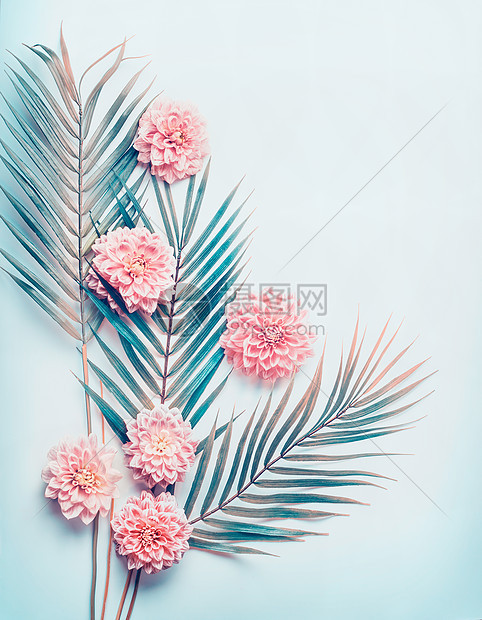 创意布局与热带棕榈叶淡粉色的花绿松石蓝色桌背景,顶部视图,文字的地方,垂直图片