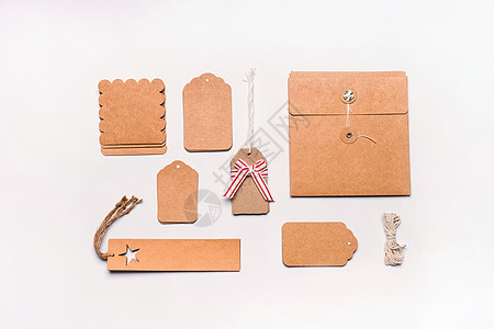 礼品包装平铺设各种工艺生态纸纸板包装标签白色桌背景,顶部视图图片