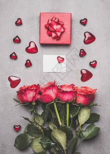 爱情符号与红色礼品盒,丝带,玫瑰,空白白纸卡心,顶部视图模拟问候母亲节,生日情人节图片