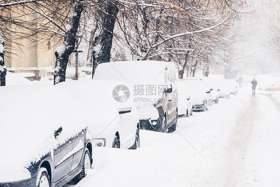 布加勒斯特市,场大雪后,汽车上覆盖着新鲜的白雪图片
