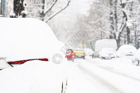 布加勒斯特市,场大雪后,汽车上覆盖着新鲜的白雪高清图片