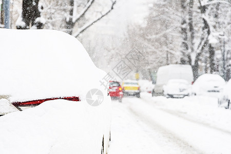 布加勒斯特市,场大雪后,汽车上覆盖着新鲜的白雪图片