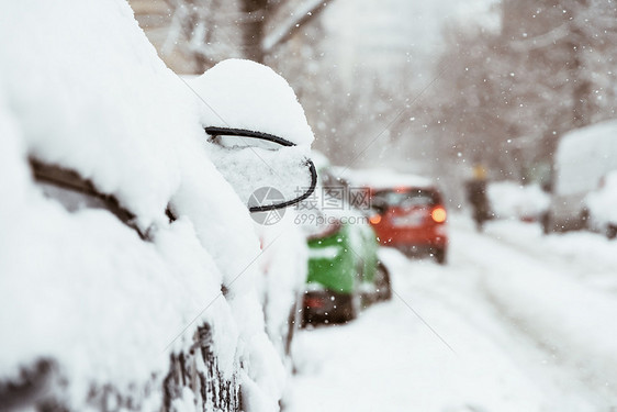 布加勒斯特市,场大雪后,汽车上覆盖着新鲜的白雪图片