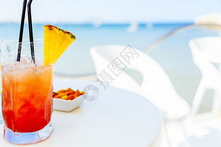新鲜的红色橙色鸡尾酒杯夏天与海洋背景图片