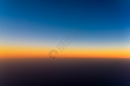 海洋日落的空中照片图片