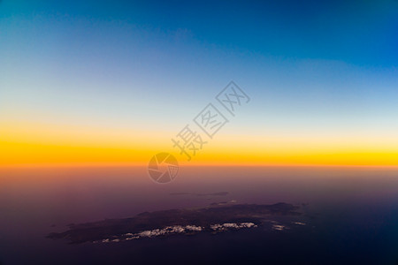 海岛上海洋日落的空中照片图片