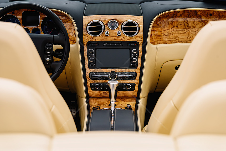 经典的汽车内饰与仪表板视图高清图片下载-正版图片300445368-摄图网
