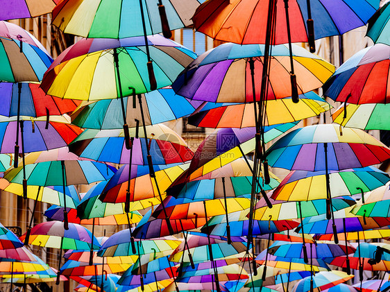 五颜六色的雨伞挂天空中图片