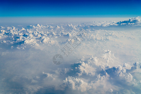 大地云蓝色地平线的美丽景观图片