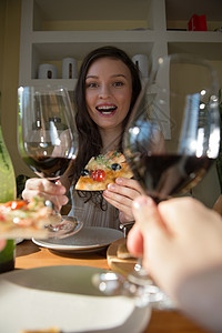 家里约会的浪漫情侣喝红酒,吃新鲜的自制披萨个人的照片图片