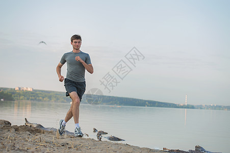 男子运动员跑步者海滩跑步锻炼健康的图片