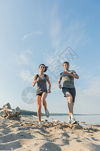 海滩跑步夫妇外慢跑跑步者户外训练,海边锻炼适合多种族健身夫妇,西牙裔女人,白种人男人图片