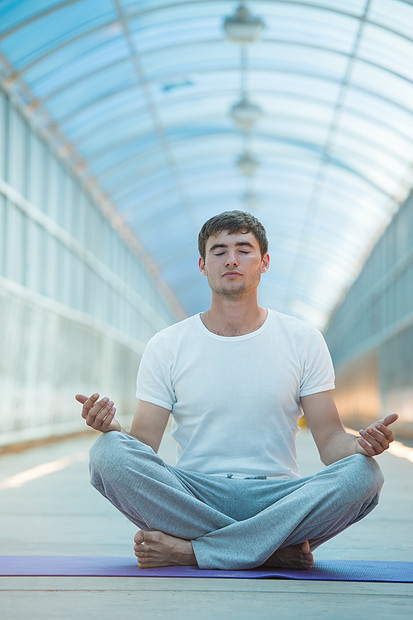 英俊的男人城市瑜伽图片