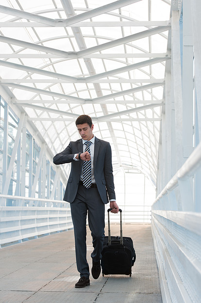 商人带着手提箱机场的城市环境中行走