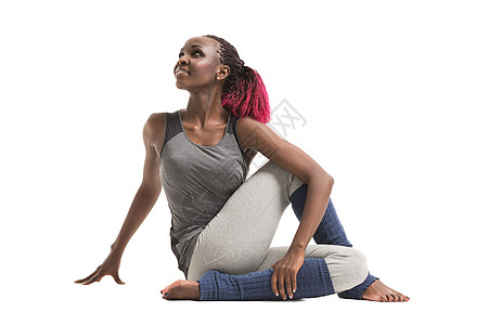 轻的非洲妇女白色背景上伸展运动图片