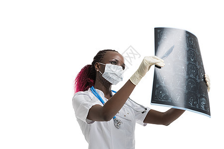 智力非洲女保健医生的特写照片,白色标签,看脑摄影图像,ct扫描,MRI,白色背景放射科图片