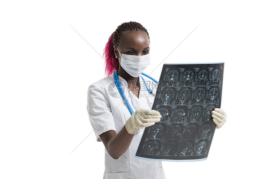 智力非洲女保健医生的特写照片,白色标签,看脑摄影图像,ct扫描,MRI,白色背景放射科图片