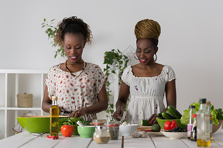 两个非洲妇女厨房饭,用蔬菜健康食品沙拉图片