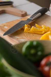 切割板上的刀胡椒沙拉烹饪图片