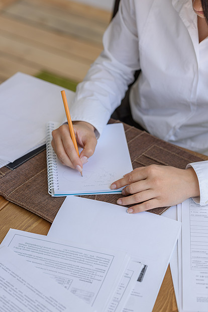 工作日办公室写作的女人