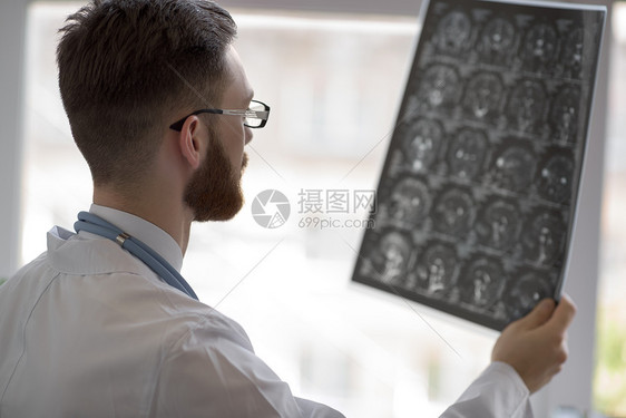 智力男子保健人员的特写照片,白色标签,看脑摄影图像,ct扫描,MRI,临床办公室背景放射科图片