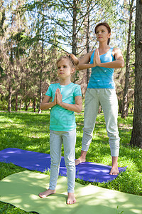 母亲女儿户外运动母亲教她的女儿如何运动图片